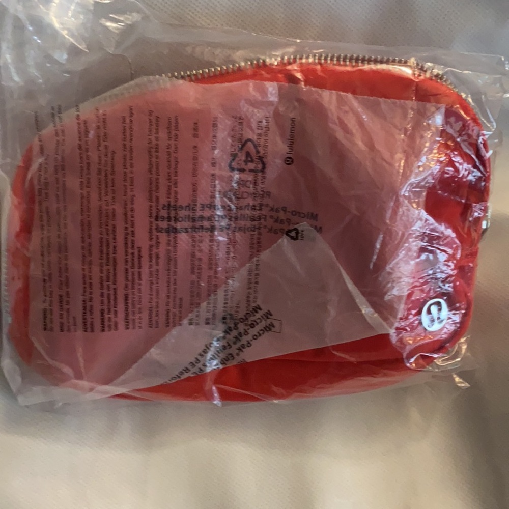 lululemon belt bag love red new with tag - Picture 8 of 10
